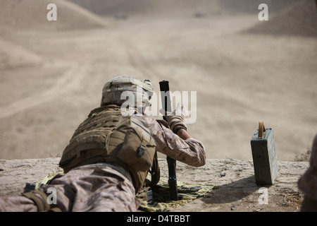 US-Marine löscht eine PK-Allzweck-Maschinengewehr. Stockfoto