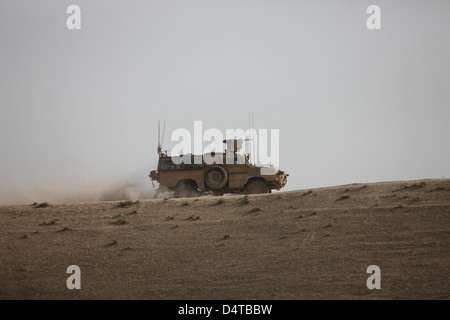 Eine MRAP Fahrzeug Patrouillen den Grat des Wadi in der Nähe von Kunduz, Afghnanistan. Stockfoto