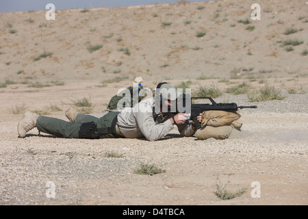 Kunduz, Afghanistan - A US-Auftragnehmer Sehenswürdigkeiten in eine deutsche G36-Sturmgewehr. Stockfoto