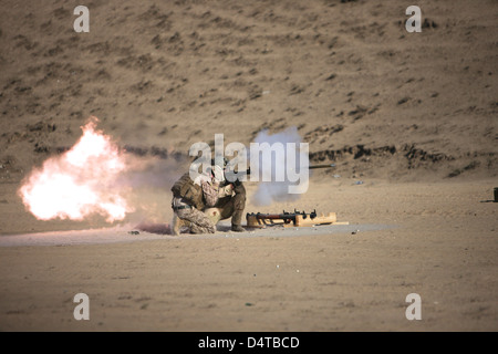 Ein Soldat feuert einen Rakete angetrieben Granatwerfer. Stockfoto