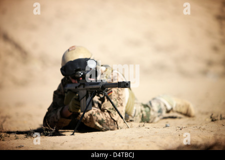 Ein deutscher Soldat Sehenswürdigkeiten in einem Barrett M82A1 Gewehr auf einer Palette in Kunduz, Afghanistan. Stockfoto