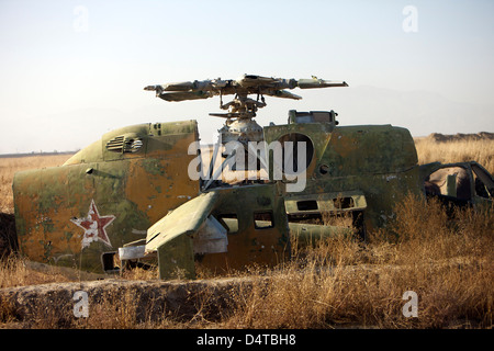 Eine Mi-35-Kampfhubschrauber, betrieben von der afghanischen nationalen Armee Air Corp (ANAAC) am Flugfeld Kunduz, Nordafghanistan. Stockfoto