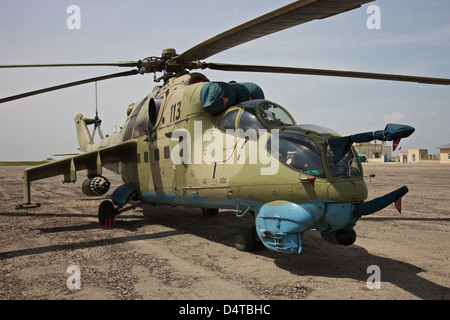 Eine Mi-35-Kampfhubschrauber, betrieben von der afghanischen nationalen Armee Air Corp Airfield Kunduz, Nordafghanistan. Stockfoto