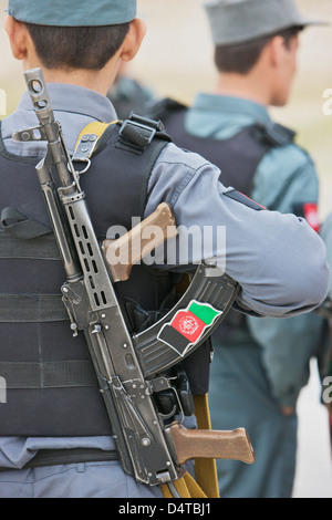 Ein AK-47 ruht auf der Schlinge der afghanischen Polizei Offizier während des Besuchs einer lokalen Polizeistation in Kunduz, Afghanistan. Stockfoto