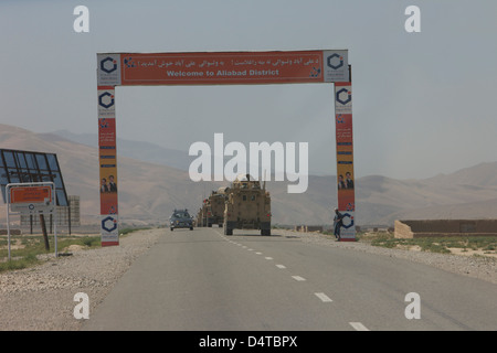 Ein Konvoi von US Navy EOD Cougar MRAPs fahren südlich auf A7 in Richtung Aliabad aus Kunduz, Afghanistan. Stockfoto