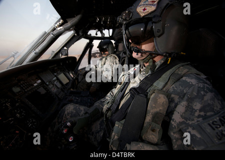 Kunduz, Afghanistan - Pilot im Cockpit ein UH - 60L Blackhawk-Hubschrauber. Stockfoto