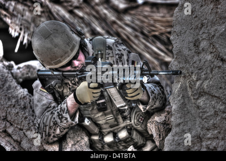 High Dynamic Range Bild eines Bundeswehr-Soldaten bewaffnet mit einer M4 Karabiner Sturmgewehr in den Ruinen von einem afghanischen Gebäude. Stockfoto