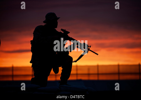 Silhouette eines US-Marines auf einem Bunker bei Sonnenuntergang in Nordafghanistan. Stockfoto