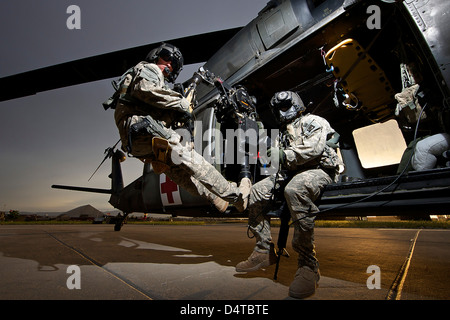 US Army Crew in der Medevac-Winde von einem UH - 60L Black Hawk geschnallt. Stockfoto