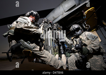 US Army Crew in der Medevac-Winde von einem UH - 60L Black Hawk geschnallt. Stockfoto