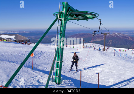 Skifahrer am Coire Na Zistrose Schlepplift Schlepplifte, Cairngorm Mountain Ski Centre, Aviemore, Schottisches Hochland UK Stockfoto