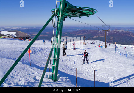 Skifahrer am Coire Na Zistrose Schlepplift Schlepplifte, Cairngorm Mountain Ski Centre, Aviemore, Schottisches Hochland UK Stockfoto