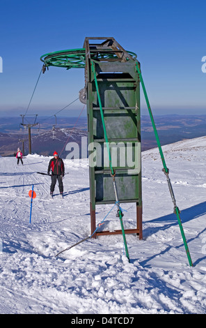 Skifahrer auf Ptarmigan Schlepplift Schlepplifte, Cairngorm Mountain Ski Centre, Aviemore, Cairngorms National Park, schottischen Highlands, UK Stockfoto