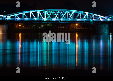 Panoramablick auf Stadt Hue Truong Tien Brücke in der Nacht. Brücke mit verschwommenen Spiegelbild auf dem Wasser überall beleuchtet. Spalten Stockfoto