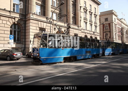 Blaue Straßenbahn durch die Straßen von Krakau, Polen Stockfoto