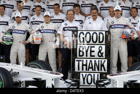 Deutsche Formel1-Fahrer Nick Heidfeld (L-R), österreichische Testfahrer Christian Klien, deutschen Willy Rampf, technischer Direktor von BMW Sauber, deutsche Dr. Mario Theissen, Direktor des BMW Sauber Motorsport und polnische Formel-1-Fahrer Robert Kubica hinter einem Schild mit der Aufschrift stehen? Good Bye und danke? in der neu errichteten Rennstrecke Yas Marina Circuit in Abu Dhabi, Vereinigte Arabische Emirate, 3 Stockfoto