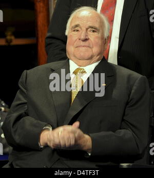 Der ehemalige deutsche Bundeskanzler Helmut Kohl besucht eine Zeremonie in der? Konrad-Adenauer-Stiftung? (Konrad-Adenauer-Stiftung) in Berlin, Deutschland, 31. Oktober 2009. Die Stiftung erinnert an den 20. Jahrestag des Falles der Berliner Mauer zwischen Ost- und West-Berlin. Foto: TIM BRAKEMEIER Stockfoto