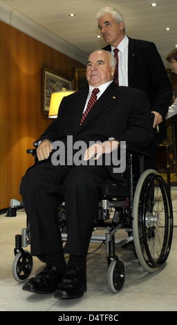 Fformer Bundeskanzler Helmut Kohl für das Abendessen kommt? Väter der Einheit? in Berlin, Deutschland, 31. Oktober 2009. Anlässlich des 20. Jahrestages der Fall der Mauer, Ex-Kanzler Helmut Kohl, wurden eingeladen, ehemalige sowjetische Führer Mikhail Gorbachev und ehemalige US-Präsident George Bush sen. Foto: Michael Gottschalk Stockfoto