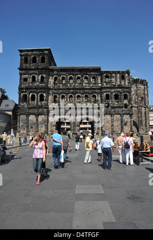 Die? Porta Nigra? in Trier, Deutschland, August 2009. Die? Porta Nigra? (? Schwarze Tor?) ist eine antike römische Stadttor und Trier? s Wahrzeichen. Es gilt als das am besten erhaltene Stadttor nördlich der Alpen und ist ein UNESCO-Weltkulturerbe seit 1986. Einheimische nennen es einfach als? Porta?. Foto: Romain Fellens Stockfoto