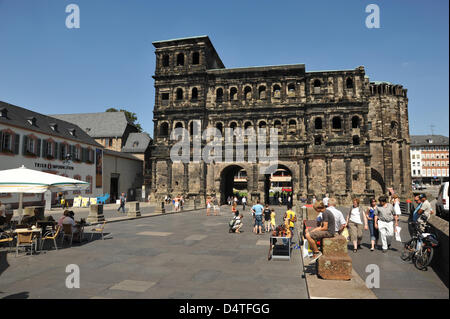 Die? Porta Nigra? in Trier, Deutschland, August 2009. Die? Porta Nigra? (? Schwarze Tor?) ist eine antike römische Stadttor und Trier? s Wahrzeichen. Es gilt als das am besten erhaltene Stadttor nördlich der Alpen und ist ein UNESCO-Weltkulturerbe seit 1986. Einheimische nennen es einfach als? Porta?. Foto: Romain Fellens Stockfoto