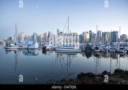 Die Skyline von Downtown Vancouver, Stanley Park und die Yacht-Hafen in der Abenddämmerung, Vancouver, Kanada, 31. Oktober 2009 zu sehen. Die XXI. Olympischen Winterspiele dauert vom 12. bis 28. Februar 2010 in Vancouver statt. Die meisten Wettbewerbe mit Schnee werden im nahe gelegenen Whistler ausgetragen. Foto: Frank Rumpenhorst Stockfoto