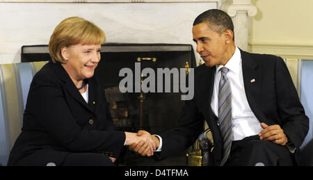 US Präsident Barack Obama schüttelt Hände mit Bundeskanzlerin Angela Merkel bei einem Treffen im Weißen Haus in Washington D.C., USA, 3. November 2009. Obama und Merkel spricht über Klimaschutz, Sicherheitsrichtlinien und die Wirtschafts- und Finanzkrise. Merkel ist auf einem eintägigen Besuch in den USA. Foto: Rainer Jensen Stockfoto