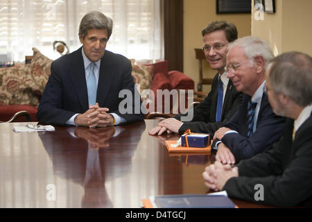 Der deutsche Außenminister Guido Westerwelle (2 L) trifft mit SAenator John F. Kerry (L), Vorsitzender des Senate Foreign Relations Committee, in Washington DC, USA, 5. November 2009. Herr Westerwelle ist auf den ersten Besuch in den Vereinigten Staaten und trifft mit seinem amerikanischen Amtskollegen Hillary Clinton später am Tag. Foto: ARNO BURGI Stockfoto