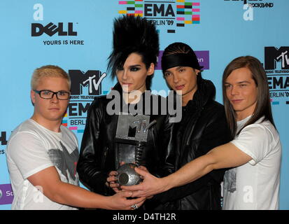 Die deutsche Band Tokio Hotel stellt bei einem Foto-Shooting bei den MTV Europe Music Awards in der O2 World in Berlin, Deutschland, 5. November 2009. MTV wählte Berlin 2009 markiert den 20. Jahrestag des Falls der Berliner Mauer für die Zeremonie. Foto: Soeren Stache Stockfoto