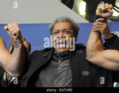 US-Box-Promoter Don King stellt beim offiziellen Wiegen in Nürnberg, 6. November 2009. Russische WBA-Schwergewichts-Champion Nikolay Valuev und seinem britischen Herausforderer David Haye werden für den Titel am 07 November box. Foto: ARMIN WEIGEL Stockfoto