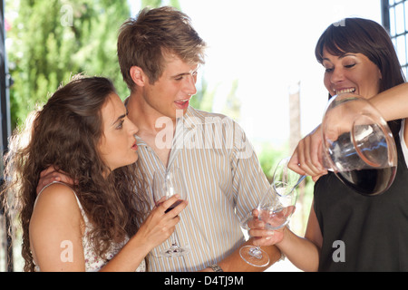 Paar Weinprobe in Tür Stockfoto