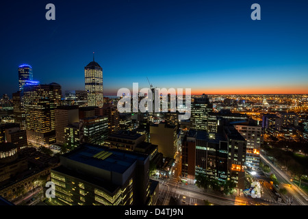 Die Lichter der Stadt angehen nach Sonnenuntergang in Melbourne, der Hauptstadt des australischen Bundesstaates Victoria. Stockfoto