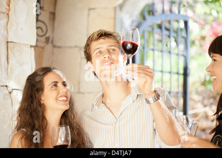 Paar Weinprobe in Tür Stockfoto