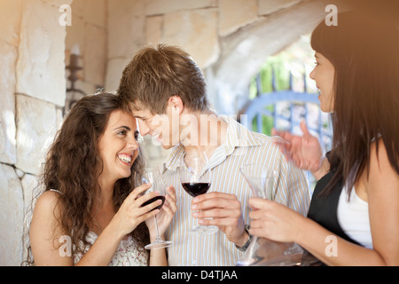 Paar Weinprobe in Tür Stockfoto