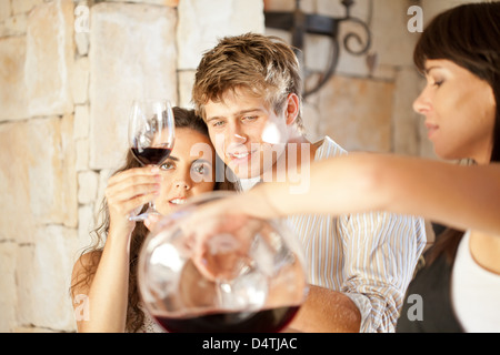 Paar Weinprobe in Tür Stockfoto