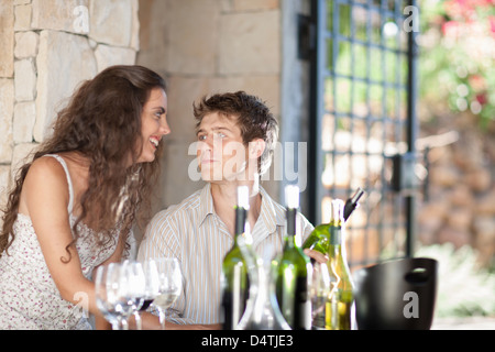 Paar Weinprobe in Tür Stockfoto