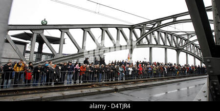 Jede Menge Leute warten am ehemaligen Grenzbahnhof Kreuzung Bornholm-Straße in Berlin, Deutschland, 9. November 2009. Sie warten auf Bundeskanzlerin Angela Merkel, den historischen Ort symbolisch zu überqueren. Zum 20. Jahrestag des Falls der Berliner Mauer feiern finden viele Veranstaltungen statt. Foto: WOLFGANG KUMM Stockfoto