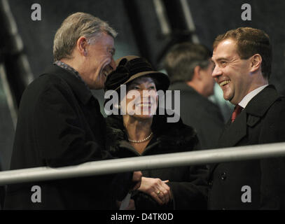 (L-R) Der deutsche Bundespräsident Horst Köhler, seine Frau Eva Luise und der russische Präsident Dmitry Medvedev Chat im Regen vor dem Brandenburger Tor in Berlin, Deutschland, 9. November 2009. Zum 20. Jahrestag des Falls der Berliner Mauer feiern finden viele Veranstaltungen statt. Foto: RAINER JENSEN Stockfoto