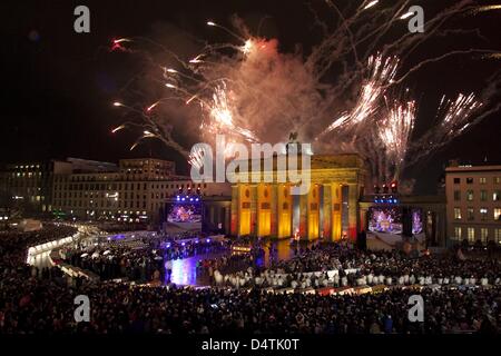 Feuerwerke erhellen das Brandenburger Tor in Berlin, Deutschland, 9. November 2009 während der Feierlichkeiten zum 20. Jahrestag der Fall der Berliner Mauer. Foto: Arno Burgi Stockfoto