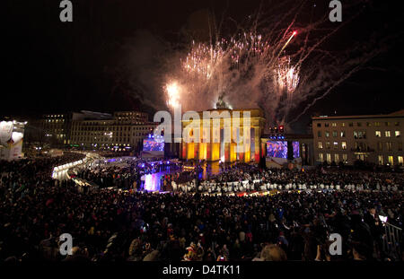 Feuerwerke erhellen das Brandenburger Tor in Berlin, Deutschland, 9. November 2009 während der Feierlichkeiten zum 20. Jahrestag der Fall der Berliner Mauer. Foto: Arno Burgi Stockfoto