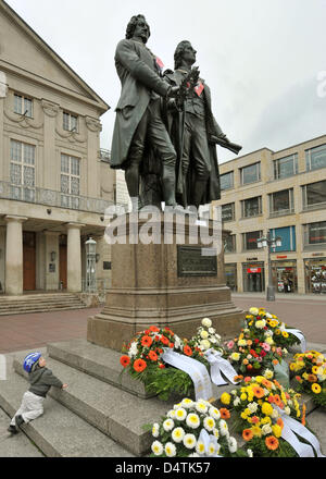 Schülerinnen und Schüler aus Weimar legen Kränze vor dem Goethe-Schiller-Denkmal am Theaterplatz in Weimar, Deutschland, 10. November 2009. Weimar feiert Friedrich Schiller? s 250. Geburtstag. Schiller wurde am 10. November 1759 in Marbach geboren und starb am 9. Mai 1805 in Weimar. Foto: MARTIN SCHUTT Stockfoto