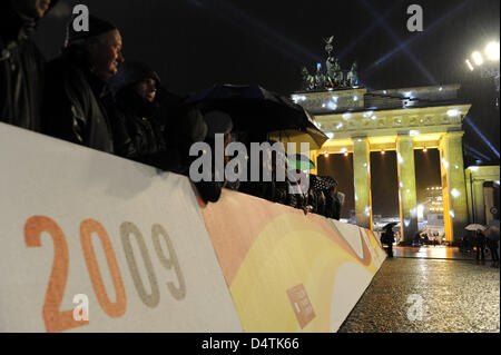 Leuchtenden Brandenburger Tor in Berlin, Deutschland, 9. November 2009 während der Feierlichkeiten zum 20. Jahrestag der Fall der Berliner Mauer. Foto: Rainer Jensen Stockfoto