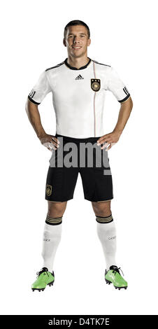 Das undatierte Handout Bild zeigt deutsche Fussball International Lukas Podolski in der New-Jersey der deutschen Fußball-Nationalmannschaft für die FIFA WM 2010, die in Südafrika in Herzogenaurach, Deutschland stattfinden wird. Der deutsche Fußball-Bund (DFB) und Lieferant Adidas präsentiert die Trikots am 10. November 2009. Foto: Adidas Stockfoto