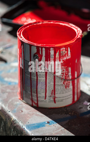 Ein roter Farbe kann in Melbournes Hosier Lane wo legale Straßenkunst die Wände schmückt. Stockfoto