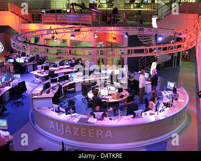 Das Bild zeigt den Newsroom der arabischen Fernsehsender Al Jazeera in Doha, Katar, 23. Oktober 2009. Al Jazeera wurde 13 Jahre vor und erweiterte letztes Jahr gegründet. Programms wurden mehrere Sport-Kanäle, einen Kanal für Kinder und die live-Kanal Al Jazeera Mobasher hinzugefügt. 2006 ist Al Jazeera English, ein englischsprachiges Programm, mit dem britischen Sender BBC und USA Nachrichten c konkurrieren Stockfoto