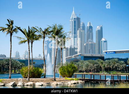 Bürogebäude und landschaftlich gestalteten Park und See in Dubai Internet City in Vereinigte Arabische Emirate VAE Stockfoto