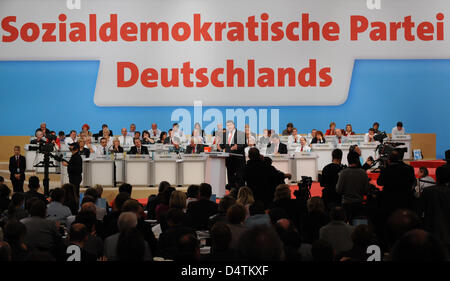 Sigmar Gabriel, bezeichnete der Vorsitzende der Sozialdemokraten (SPD), hält eine Rede auf dem SPD-Parteitag in Dresden, Deutschland, 13. November 2009. Bundes-Parteitag der SPD findet vom 13. bis 15. November 2009, sechs Wochen nach dem Debakel bei der Bundestagswahl in Dresden statt. Foto: PETER KNEFFEL Stockfoto