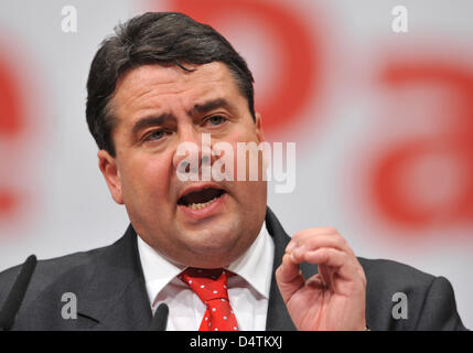 Sigmar Gabriel, bezeichnete der Vorsitzende der Sozialdemokraten (SPD), hält eine Rede auf dem SPD-Parteitag in Dresden, Deutschland, 13. November 2009. Bundes-Parteitag der SPD findet vom 13. bis 15. November 2009, sechs Wochen nach dem Debakel bei der Bundestagswahl in Dresden statt. Foto: RALF HITSCHBERGER Stockfoto