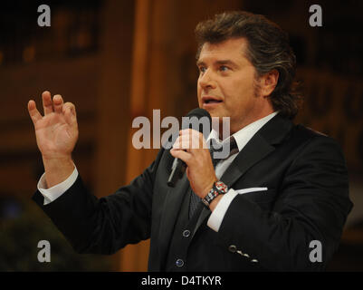 Moderator Andy Borg auf der Bühne während der Generalprobe für die deutsche Volksmusik-TV-show? Musikantenstadl? bei Passau? s? Dreilaenderhalle?, Deutschland, 13. November 2009. ? Musikantenstadl? Samstag, 14. November 2009 live ausgestrahlt. Foto: Armin Weigel Stockfoto