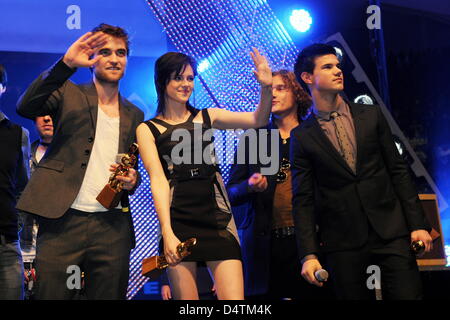 (L-R) Schauspieler Robert Pattinson, Kristen Stewart und Taylor Lautner stellen Tagung des HVB Jugend in München, Deutschland, 14. November 2009. Die Akteure gefördert ihre? Twilight? Fortsetzung? The Twilight Saga: New Moon?. Foto: Tobias Hase Stockfoto