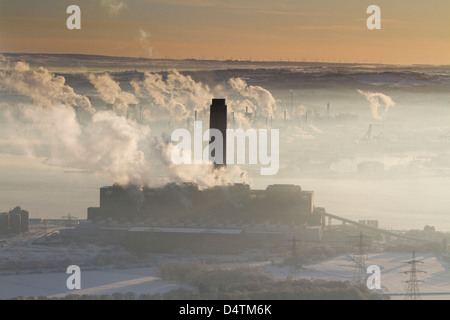 Eine Luftaufnahme der ScottishPowers Longannet Kraftwerk am nördlichen Ufer des Firth of Forth in der Nähe von Kincardine, Schottland. Stockfoto